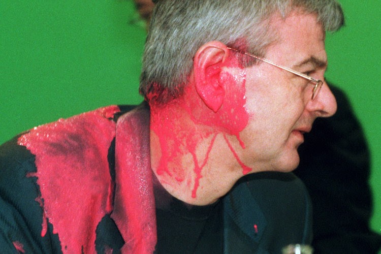 Joschka Fischer (Grüne), kurz nachdem er auf dem Sondersparteitag der Grünen zum Kosovo-Krieg am 13.05.1999 in Bielefeld von einem Farbbeutel getroffen wurde. Der Bundesaußenminister erlitt dabei einen Riss im Trommelfell und musste in einer Klinik behandelt werden. Der Attentäter Samir Fansa wurde am 21.12.2000 zu einer Geldstrafe von 3.600 Mark verurteilt. +++(c) dpa - Report+++